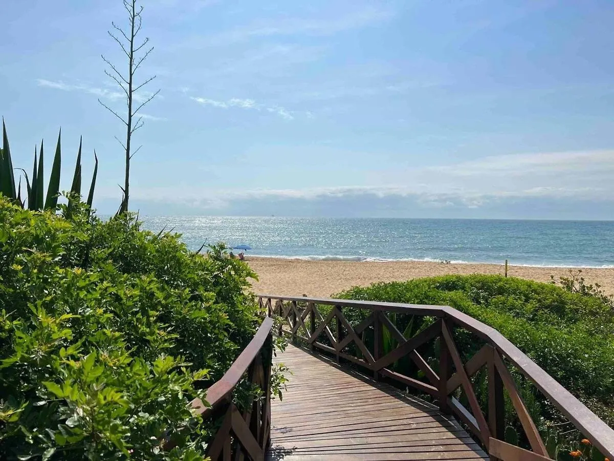 Casa pé na areia em praia paradisíaca Balneário Camboriú