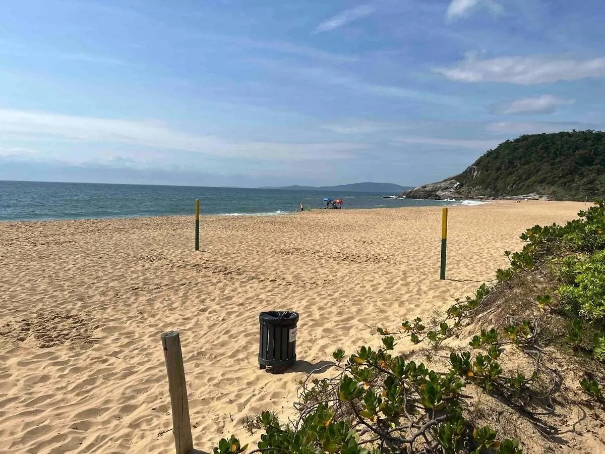 Casa pé na areia em praia paradisíaca Balneário Camboriú